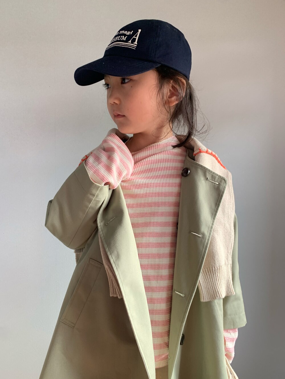 「春アウター、春服みてみて、LOWRYS FARM、スウェットパンツ、ボーダートップス、巾着バッグ、韓国子供服、スニーカー、カラースニーカー、パステル映える春、トレンチコート、レイヤードスタイル、キャップ」|「LOWRYS FARMの刺繍ロゴCAP 264887(キャップ、ブルー系)」を使った、いちふぅ姉妹さん(キッズ・110cm)の春コーディネートの3枚目の写真