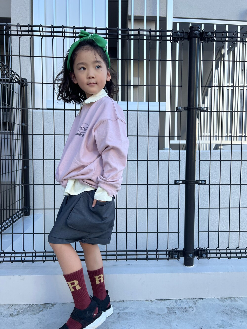 「秋ルック紹介するよ、休日スタイル、ストリート、レイヤードスタイル、シャツスタイル、ヘアバンド、ハーフパンツ、ビッグシルエット、おとばなコーデ、スラックス、韓国子供服、プチプラ」|「the otogibanashi suppyのアイテム(Tシャツ/カットソー、ピンク系)」を使った、いちふぅ姉妹さん(キッズ・110cm)の秋コーディネートの5枚目の写真