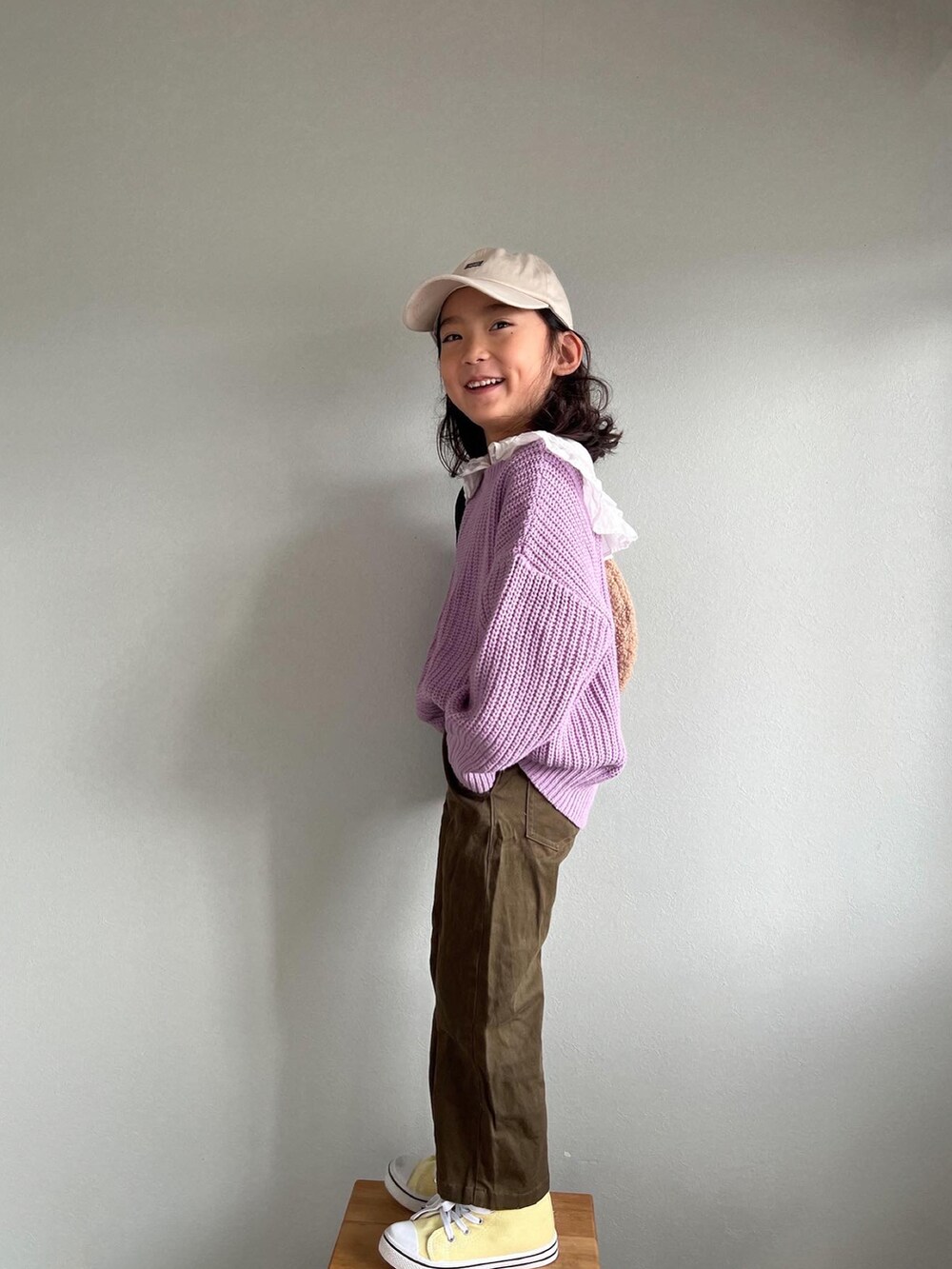 「韓国子供服、devirock、ビッグカラー、ブラウス、ニット、カーディガン、キャップ、チノパン、カジュアル、カラーニット、カーゴパンツ、シンプルコーデ、カジュアルコーデ、秋冬コーデ」｜「devirockの2WAY ニットカーディガン（カーディガン/ボレロ、パープル系）」を使った、いちふぅ姉妹さん（キッズ・110cm）の秋コーディネートの3枚目の写真