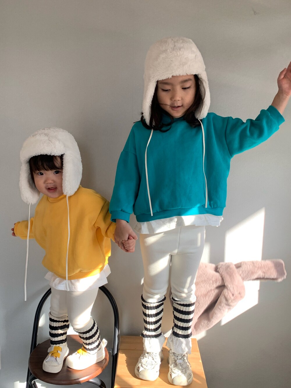 「クリスマスに着たい服、冬コーデ、あったかコーデ、韓国子供服、休日スタイル、タートルネック、トレーナー、プチプラ、セットアップ、ホワイトコーデ、ビタミンカラー」｜「utakokoのアイテム（スウェット、イエロー系）」を使った、いちふぅ姉妹さん（キッズ・110cm）の冬コーディネートの3枚目の写真