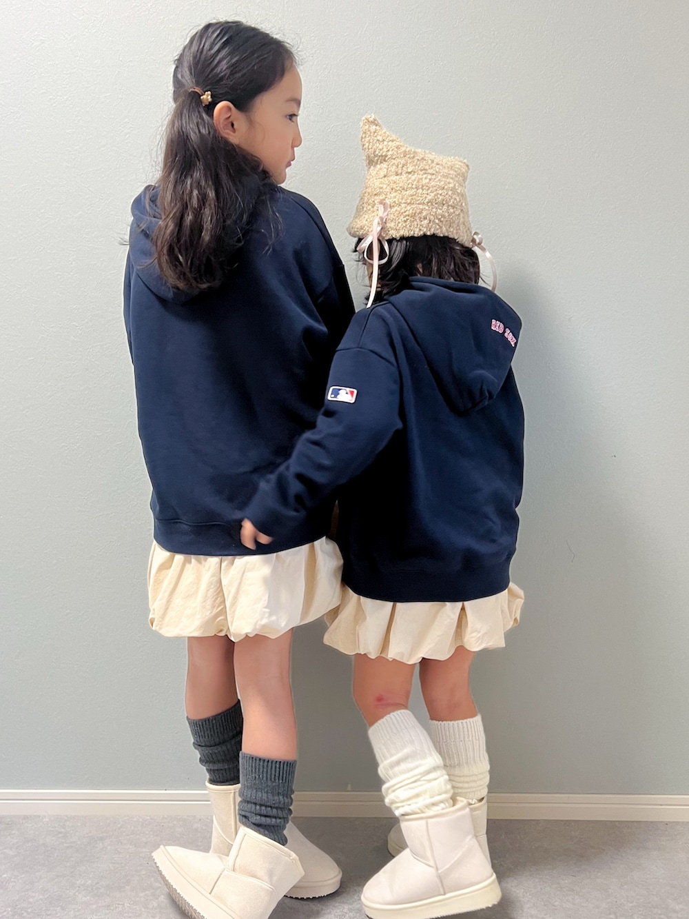 「バルーンスカート、スポーツミックス、ガーリーカジュアル、パーカー、スウェット、ニット帽、春カラー、ブーツ」|「and D. petit mainの【MLB】ロゴプリントワイドスウェットパーカー(パーカー、ブルー系)」を使った、いちふぅ姉妹さん(キッズ・110cm)の冬コーディネートの2枚目の写真