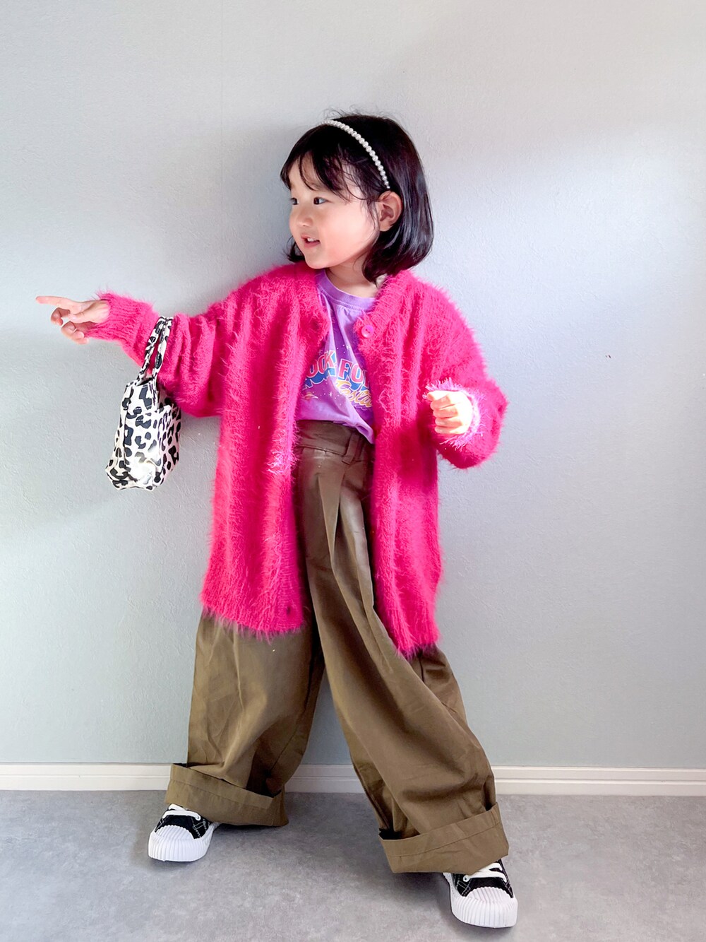 その他のショルダーバッグ、グリーン系のカーゴパンツ、ピンク系のカーディガン/ボレロを着用したキッズの秋コーディネートの2枚目の写真