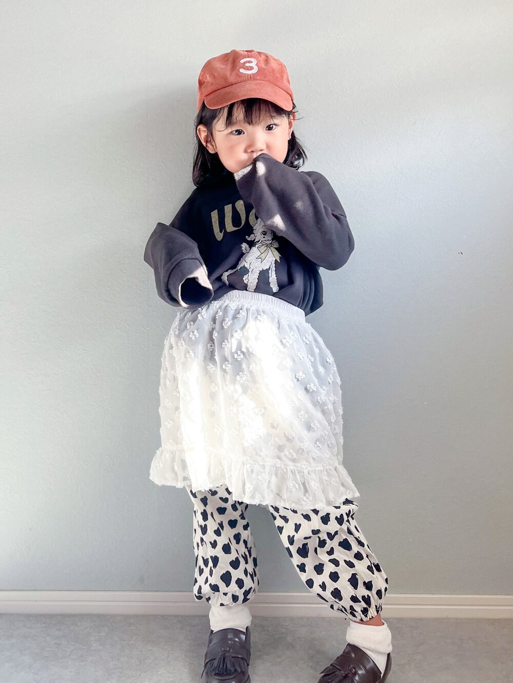 「秋服まるっと大公開、休日スタイル、カジュアルコーデ、お出かけコーデ、秋服準備はじめました、スウェット、イラストT、キャップ、ローファー、プチプラ、韓国子供服、スカート、秋コーデ」｜「kidsbabypuaのアイテム（トップス、グレー系）」を使った、いちふぅ姉妹さん（キッズ・120cm）の秋コーディネートの2枚目の写真