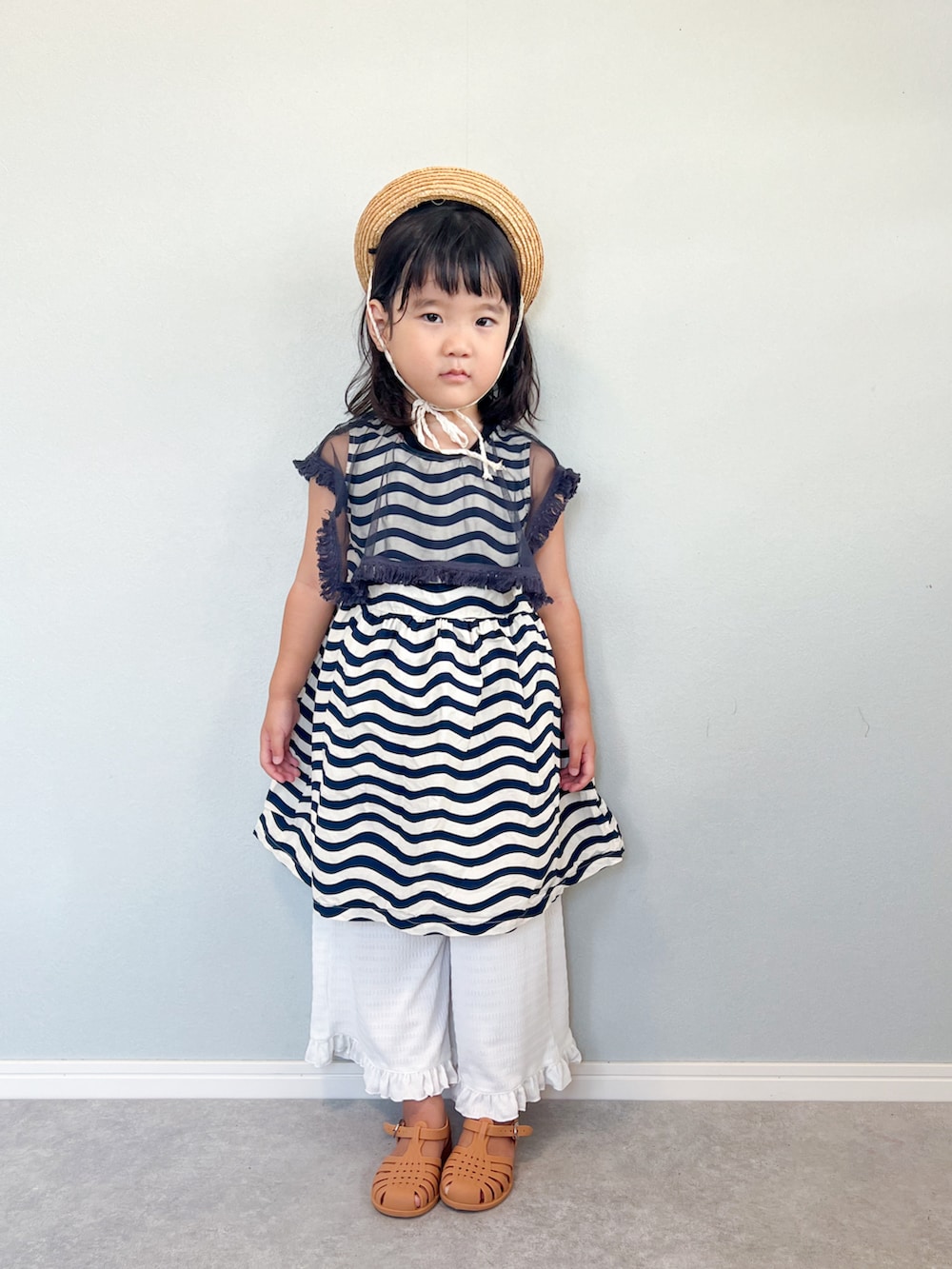 「レイヤードスタイル、アツいコーデ全部見せ、夏コーデ、韓国子供服、休日スタイル、レース、シアー、ビッグカラー、麦わら帽子、ワンピース、ユニクロ」｜「HOGAN RANCH WEARのチュールカラーノースリーブカットソー（90～130cm）（Tシャツ/カットソー、ブラック系）」を使った、いちふぅ姉妹さん（キッズ・127cm）の夏コーディネートの2枚目の写真