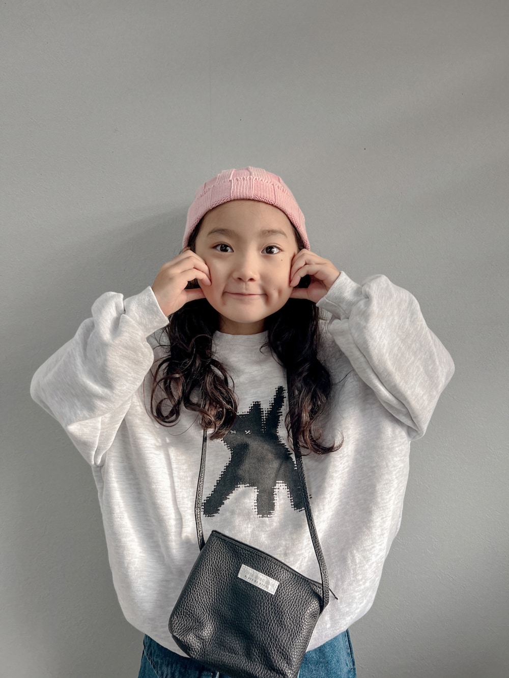 「ファッションを楽しもう、カジュアルコーデ、韓国子供服、スウェット、秋冬コーデ、レッグウォーマー、休日スタイル、デニム、ストリート、トレーナー、スニーカー、ポシェット」｜「elllymollyのアイテム（スカート、ブルー系）」を使った、いちふぅ姉妹さん（キッズ・120cm）の秋コーディネートの2枚目の写真