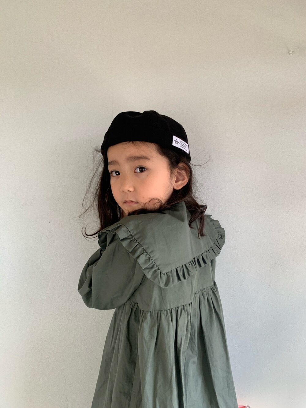 「クリスマスに着たい服、休日コーデ、ストーリート、オーバーサイズ、デニムコーデ、ワンピース×スニーカー、スニーカーコーデ、フリル、ビッグカラー、カジュアル、ビッグシルエット」｜「LOWRYS FARMのフリルカラーマエアキワンピース　259688（ワンピース、グリーン系）」を使った、いちふぅ姉妹さん（キッズ・110cm）の冬コーディネートの3枚目の写真