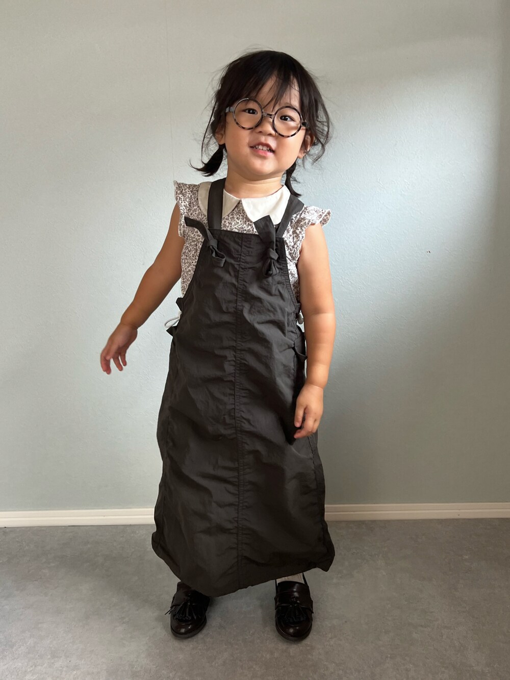 「お出かけコーデ、休日スタイル、カジュアルコーデ、ワンピース、秋服準備はじめました、チャオパニックティピー(CIAOPANIC TYPY)、プチプラ、ローファー、3歳、めがね、サロペット、ロングスカート」｜「CIAOPANIC TYPYの【KIDS】ワッシャーナイロンパラシュートジャンスカ（ジャンパースカート、グレー系）」を使った、いちふぅ姉妹さん（キッズ・120cm）の夏コーディネートの5枚目の写真