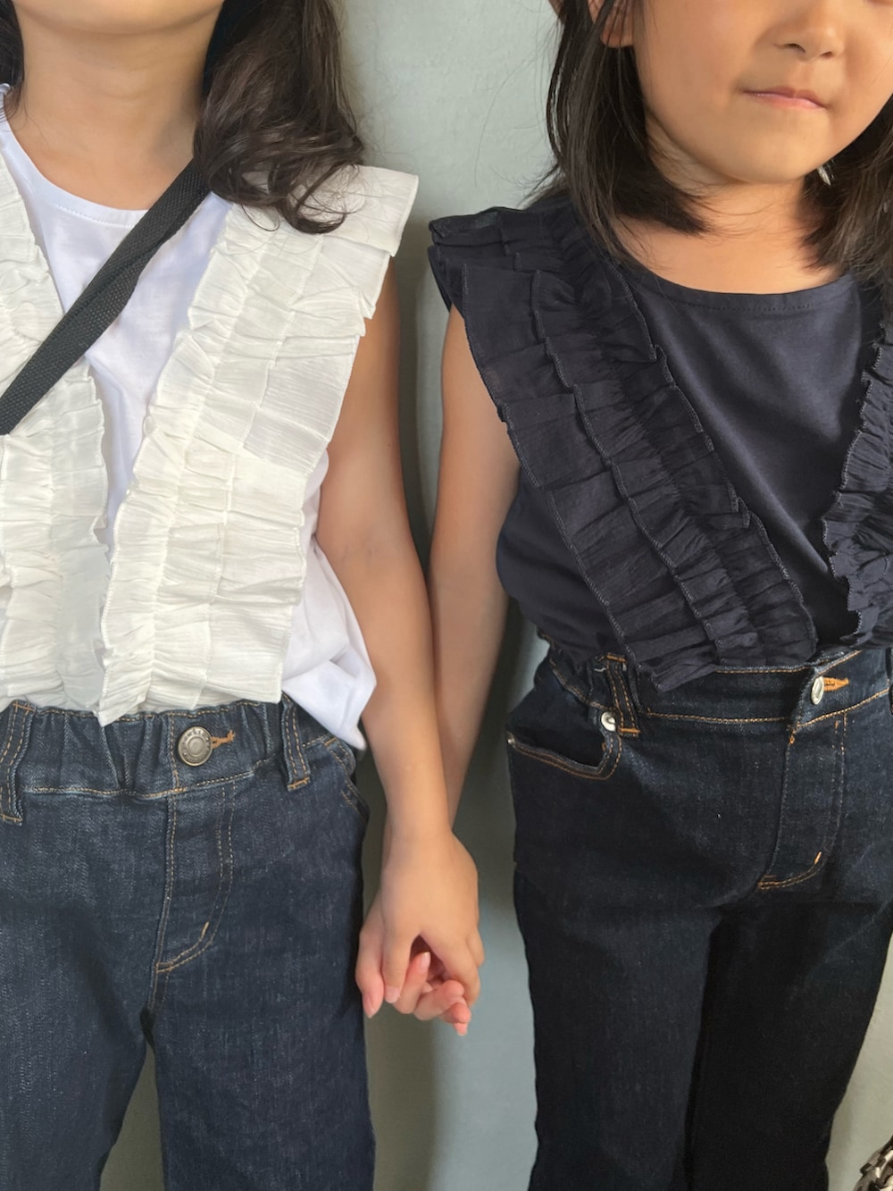 「休日コーデ、GU、フリル、デニム、シンプルコーデ、サンダル、トートバッグ、バケットハット、キャップ、ネイビー、LOWRYS FARM、ワントーンコーデ、カジュアルコーデ、夏セールで買いました、プチプラ」｜「devirockの楽デニム ワイドパンツ（デニムパンツ、ブルー系）」を使った、いちふぅ姉妹さん（キッズ・110cm）の夏コーディネートの3枚目の写真