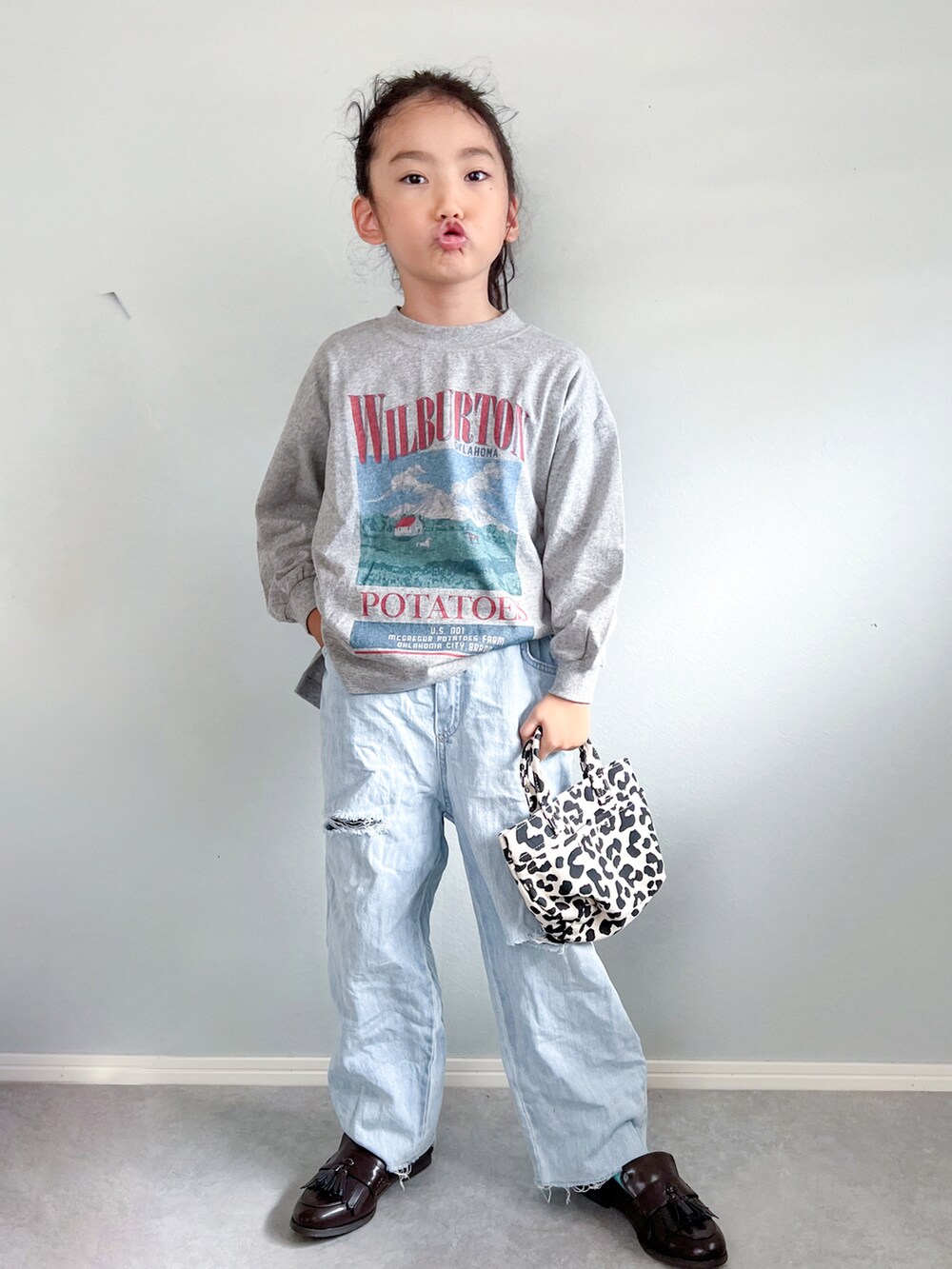 「休日コーデ、カジュアルコーデ、デニム、ローファー、プリントT、ロゴT、lowrysfarmkids、秋コーデ、おでかけコーデ」｜「LOWRYS FARMのアソートロゴプリントＴシャツロングスリーブ　972445（Tシャツ/カットソー、グレー系）」を使った、いちふぅ姉妹さん（キッズ・120cm）の秋コーディネートの3枚目の写真