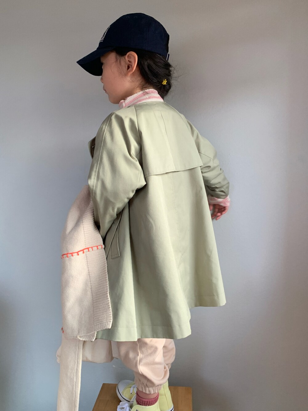 「春アウター、春服みてみて、LOWRYS FARM、スウェットパンツ、ボーダートップス、巾着バッグ、韓国子供服、スニーカー、カラースニーカー、パステル映える春、トレンチコート、レイヤードスタイル、キャップ」|「LOWRYS FARMの刺繍ロゴCAP 264887(キャップ、ブルー系)」を使った、いちふぅ姉妹さん(キッズ・110cm)の春コーディネートの2枚目の写真