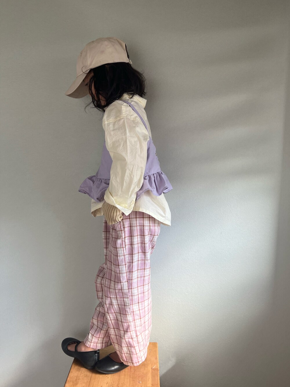 ピンク系のパンツ、ブラック系のバレエシューズ、パープル系のキャミソールを着用したキッズの秋コーディネートの2枚目の写真