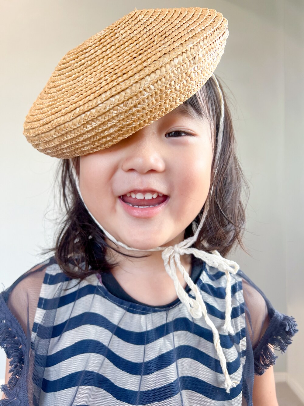 「レイヤードスタイル、アツいコーデ全部見せ、夏コーデ、韓国子供服、休日スタイル、レース、シアー、ビッグカラー、麦わら帽子、ワンピース、ユニクロ」｜「HOGAN RANCH WEARのチュールカラーノースリーブカットソー（90～130cm）（Tシャツ/カットソー、ブラック系）」を使った、いちふぅ姉妹さん（キッズ・127cm）の夏コーディネートの3枚目の写真