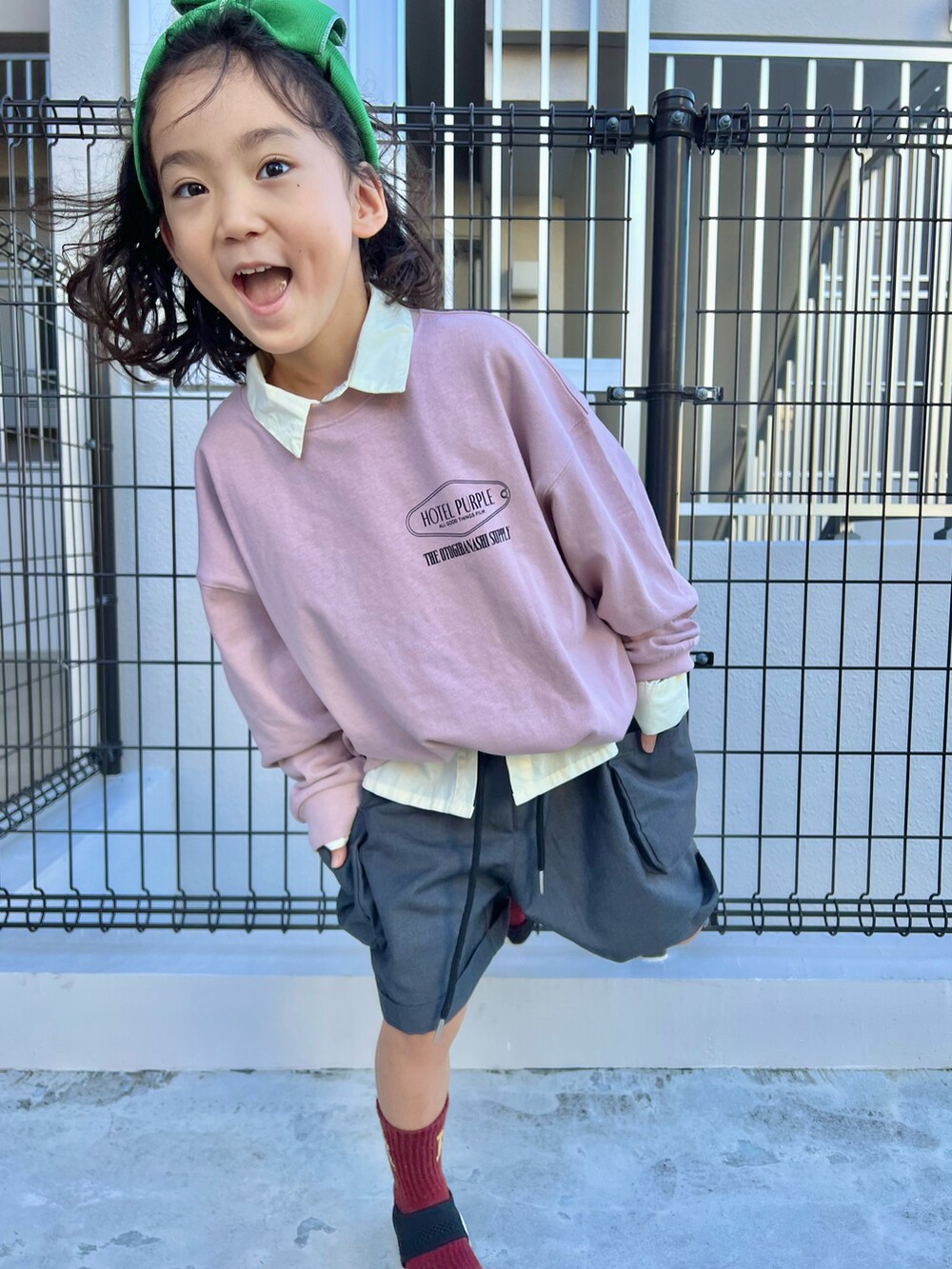 「秋ルック紹介するよ、休日スタイル、ストリート、レイヤードスタイル、シャツスタイル、ヘアバンド、ハーフパンツ、ビッグシルエット、おとばなコーデ、スラックス、韓国子供服、プチプラ」|「the otogibanashi suppyのアイテム(Tシャツ/カットソー、ピンク系)」を使った、いちふぅ姉妹さん(キッズ・110cm)の秋コーディネートの4枚目の写真