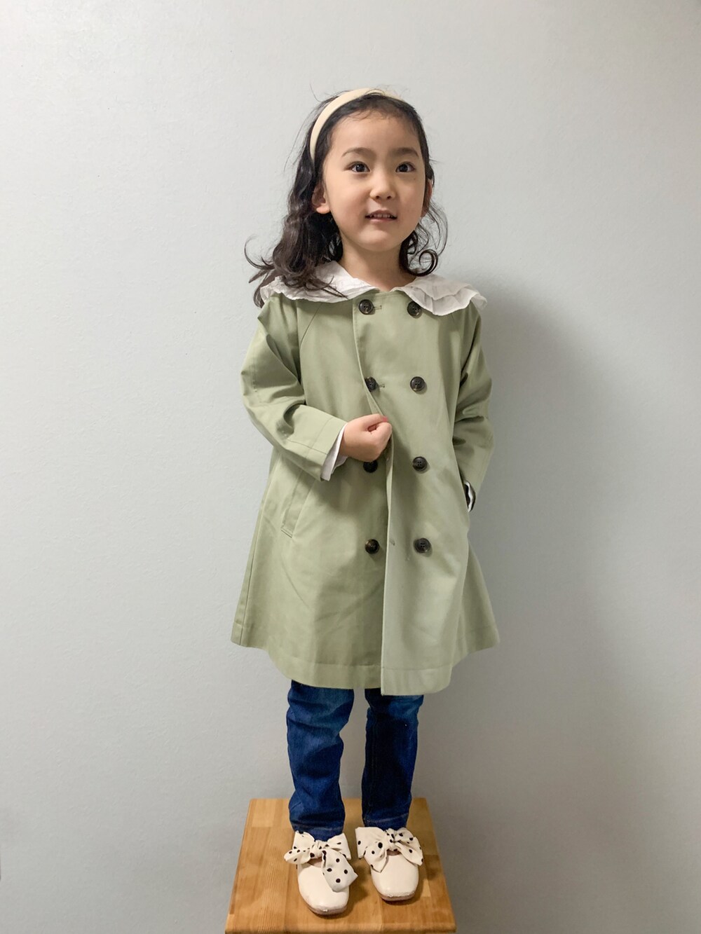 「LOWRYS FARM、lowrysfarmkids、ノーカラーコート、春アウター、春コーデ、トレンチコート、デニム、バレエシューズ、ビッグカラー、カチューシャ」｜「LOWRYS FARMのノーカラートレンチコート　254715（ノーカラーコート、グリーン系）」を使った、いちふぅ姉妹さん（キッズ・110cm）の春コーディネートの2枚目の写真