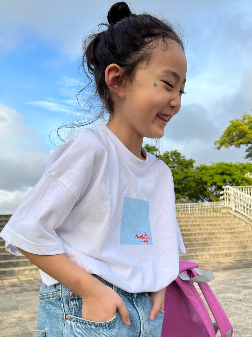 「夏のコスメと服、休日スタイル、白Tシャツ、デニム、スカート、ZARA KIDS、おとばなコーデ、カジュアルコーデ、リュックサック、淡色コーデ、女の子コーデ、古着MIX」｜「the otogibanashi supplyのアイテム（Tシャツ/カットソー、ホワイト系）」を使った、いちふぅ姉妹さん（キッズ・120cm）の春コーディネートの2枚目の写真