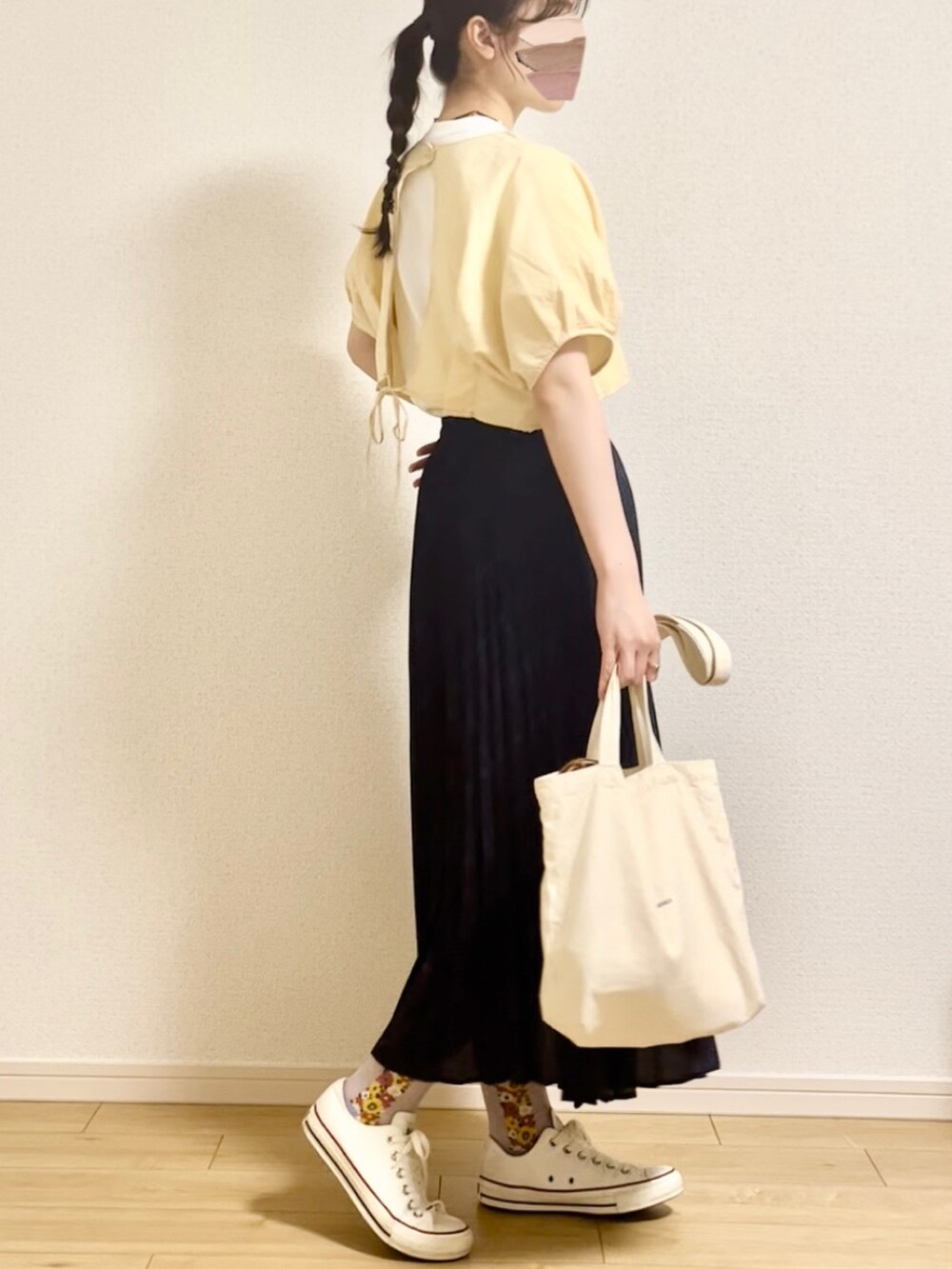 ホワイト系のTシャツ/カットソー、ベージュ系のシャツ/ブラウス、ブルー系のスカートを着用したレディースの夏コーディネートの3枚目の写真