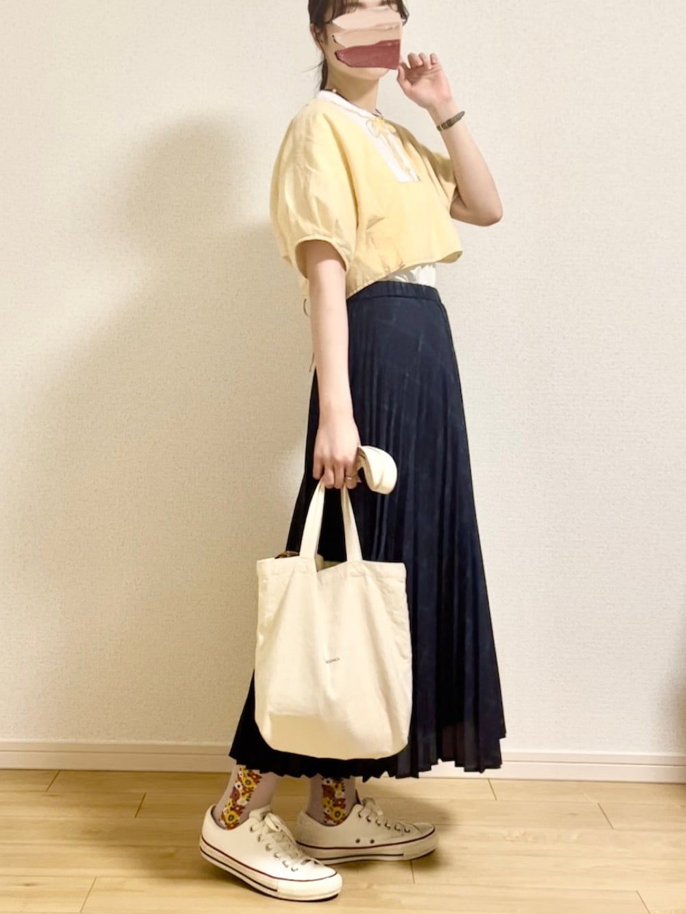 ホワイト系のTシャツ/カットソー、ベージュ系のシャツ/ブラウス、ブルー系のスカートを着用したレディースの夏コーディネートの2枚目の写真