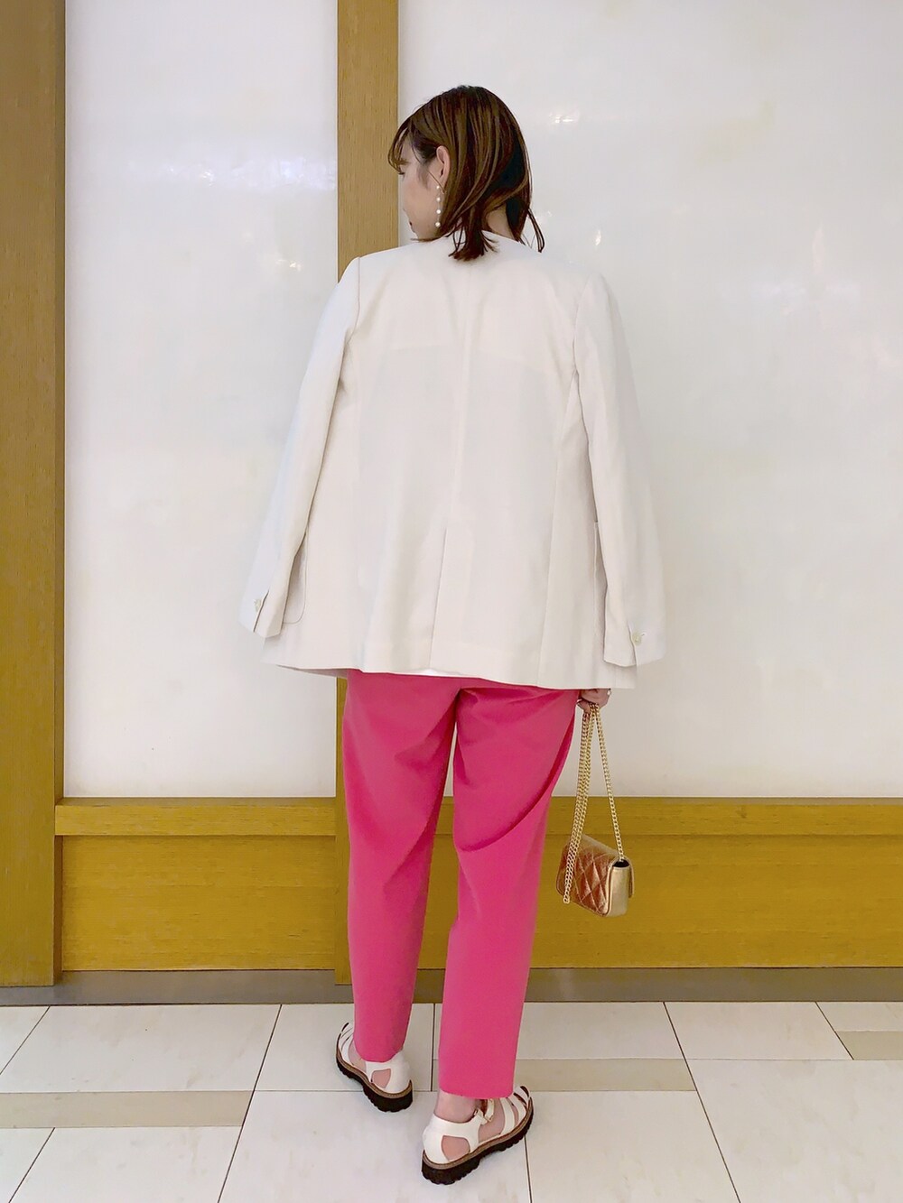 ホワイト系のトップス、ホワイト系のジャケット/アウター、ピンク系のその他パンツを着用したレディースの春コーディネートの2枚目の写真