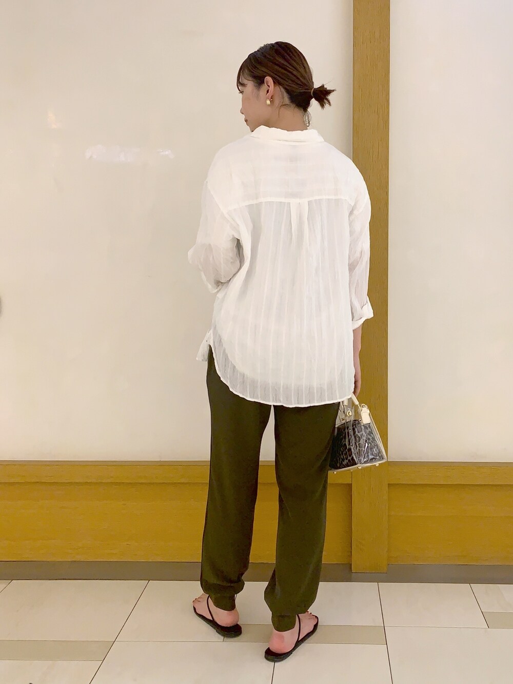 ホワイト系のシャツ/ブラウス、ホワイト系のTシャツ/カットソー、グリーン系のその他パンツを着用したレディースの春コーディネートの2枚目の写真
