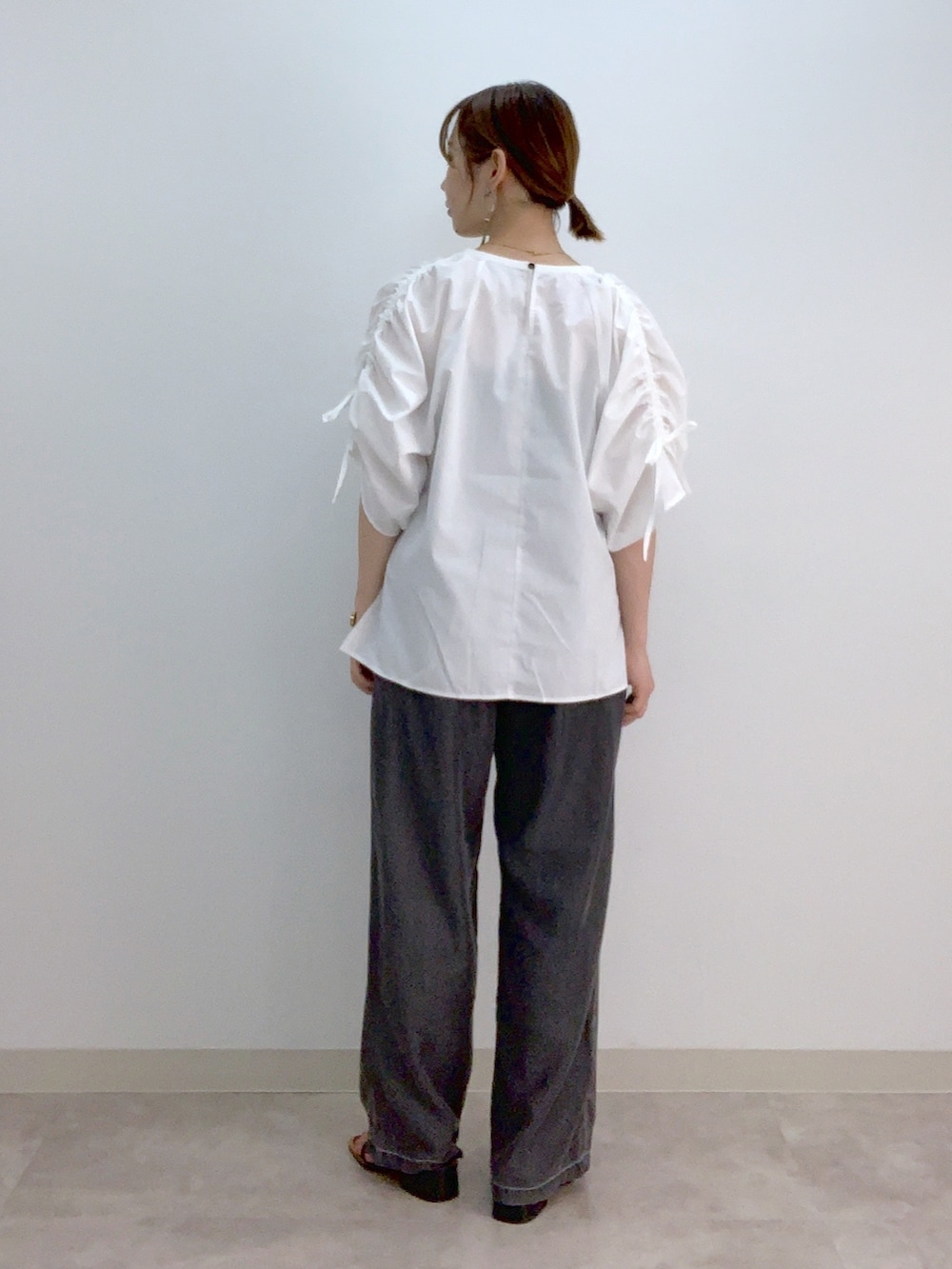 ホワイト系のシャツ/ブラウス、グレー系のデニムパンツ、その他のシューズを着用したレディースの夏コーディネートの2枚目の写真