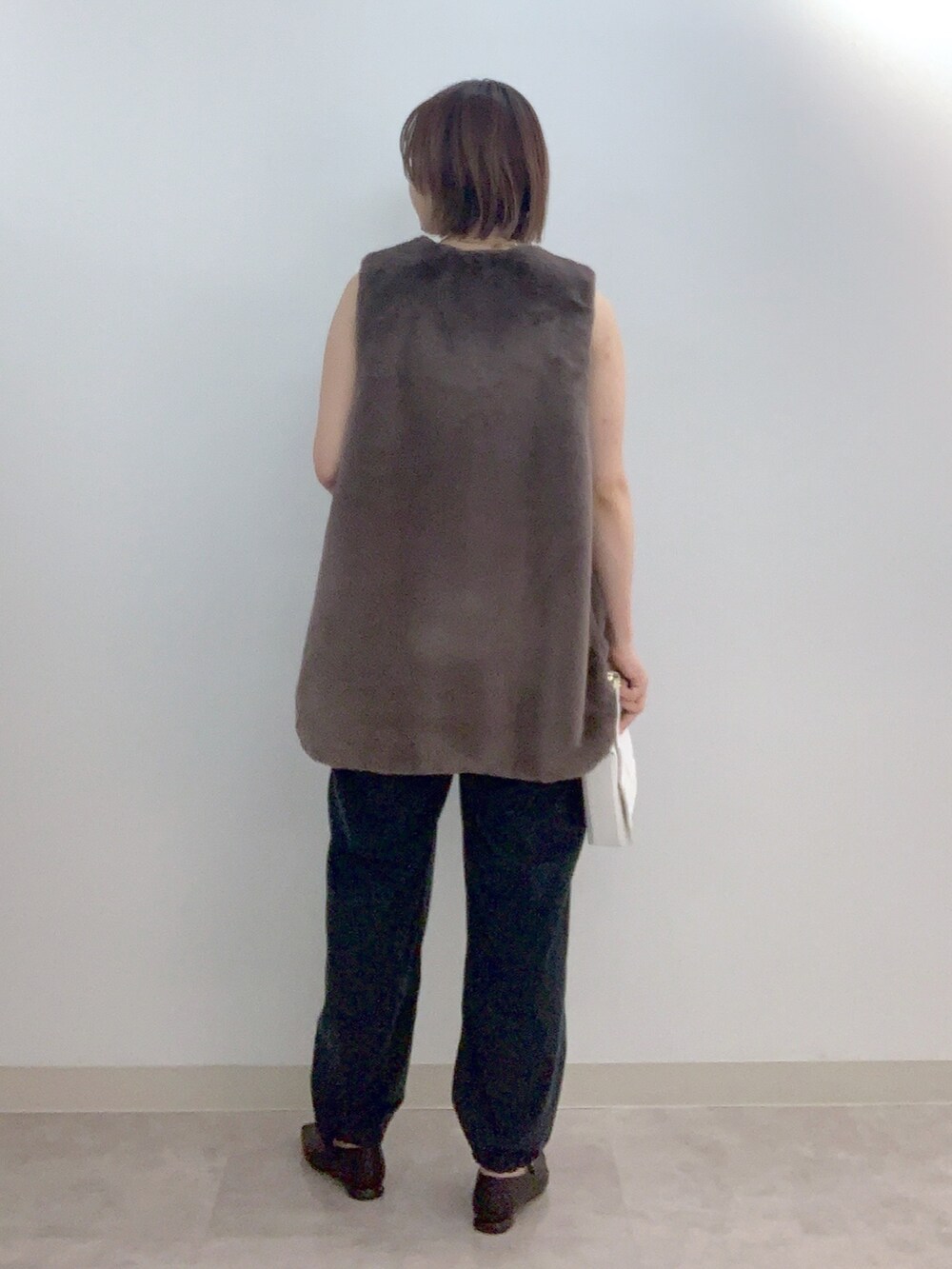 ブラウン系のブルゾン、ブラック系のニット/セーター、ブラック系のカーゴパンツを着用したレディースの夏コーディネートの2枚目の写真