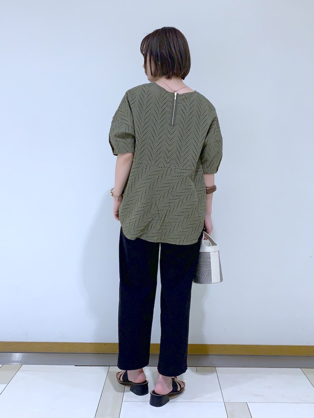 グリーン系のシャツ/ブラウス、ブラック系のその他パンツ、グレー系のショルダーバッグを着用したレディースの夏コーディネートの2枚目の写真