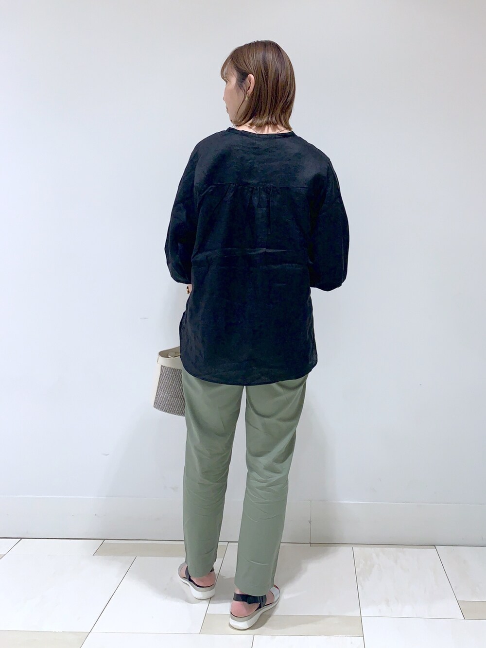 ブラック系のシャツ/ブラウス、グレー系のショルダーバッグ、ブラック系のシューズを着用したレディースの夏コーディネートの2枚目の写真