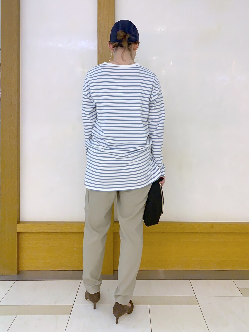 ブルー系のTシャツ/カットソー、グリーン系のカーゴパンツ、ブラック系のショルダーバッグを着用したレディースの春コーディネートの2枚目の写真