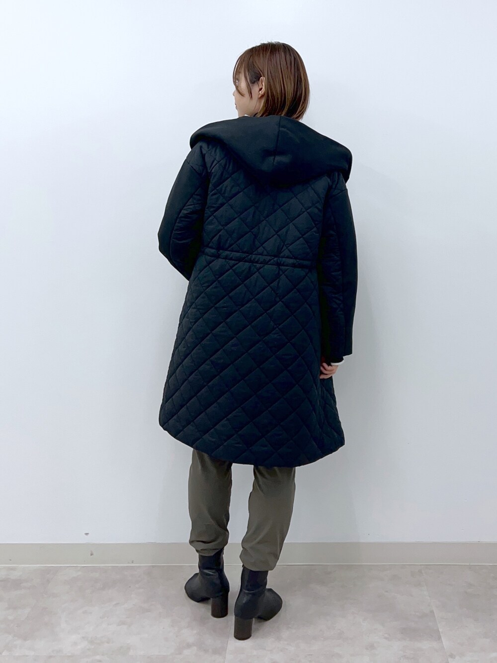 ブラック系のシャツ/ブラウス、ブラック系のニット/セーター、ブラック系のジャケット/アウターを着用したレディースの秋コーディネートの2枚目の写真