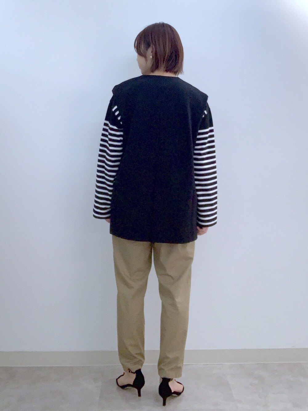 ブラック系のベスト、ブラック系のTシャツ/カットソー、ベージュ系のその他パンツを着用したレディースの夏コーディネートの2枚目の写真