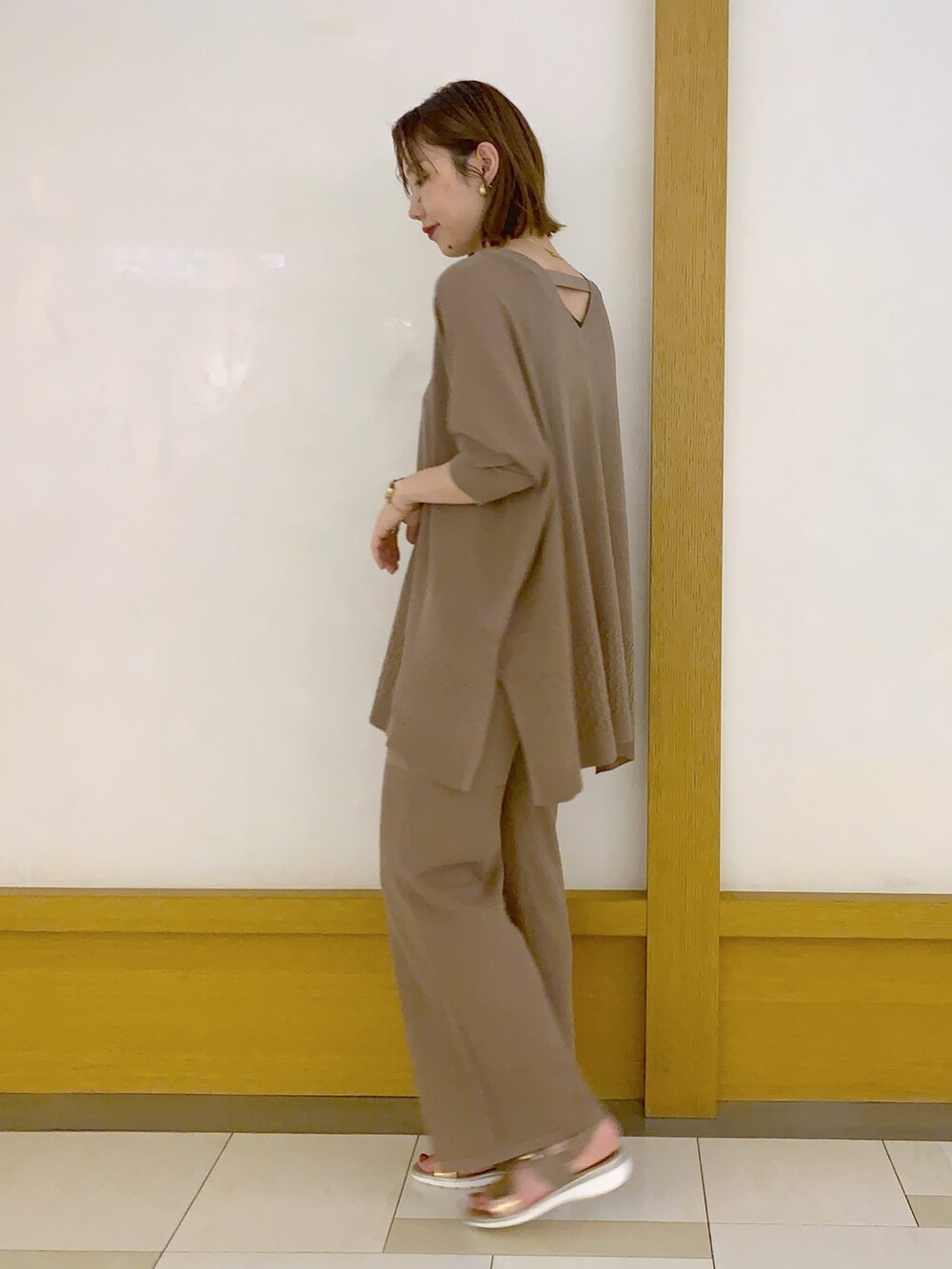 ブラウン系のニット/セーター、ブラウン系のその他パンツ、ブラウン系のシューズを着用したレディースの夏コーディネートの2枚目の写真