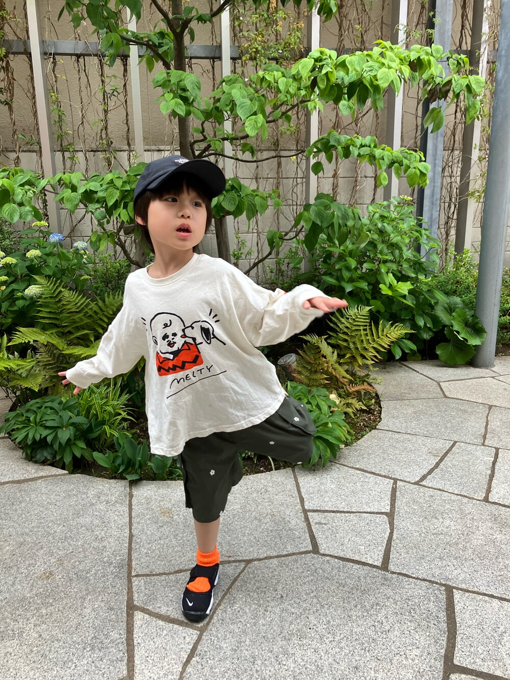 「キッズファッション、キャップ、春夏コーデ、エアリフト、カーゴパンツ、ショートパンツ、5歳8ヶ月」｜「THE NORTH FACEのTHE NORTH FACE/ザ・ノース・フェイス キッズ キャップ NNJ02202（キャップ、ブラック系）」を使った、haru☺︎さん（キッズ・110cm）の春コーディネートの2枚目の写真