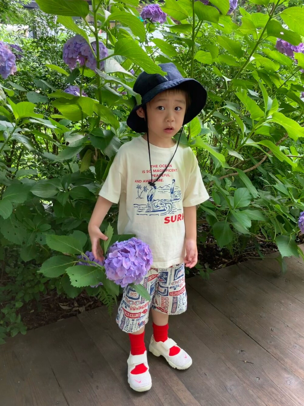 「このスタイルがお気に入り、夏コーデ、休日スタイル、白Tシャツ、エアリフト、4歳9ヶ月、アメリカン、赤、赤い靴下、ショートパンツ」|「THE NORTH FACEのザ・ノース・フェイス キッズハット / キッズハイクハット(ハット、ブルー系)」を使った、haru☺︎さん(キッズ・100cm)の夏コーディネートの4枚目の写真