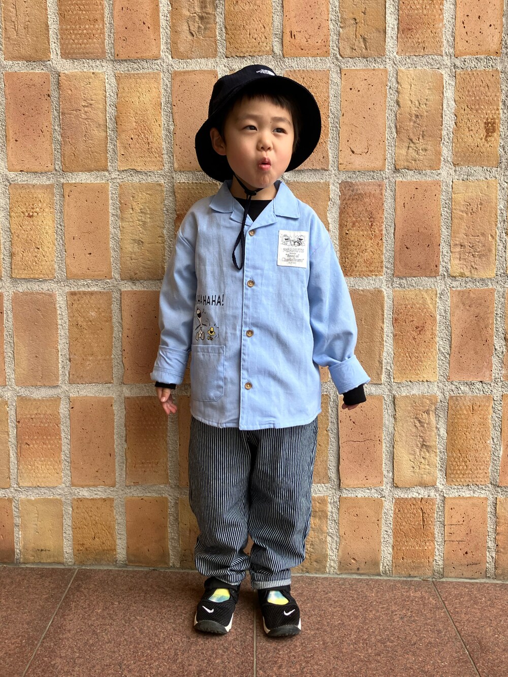 「シャツスタイル、ヒッコリー、エアリフト、開襟シャツ」｜「THE NORTH FACEのTHE NORTH FACE:Kids' Summer Cooling Hat（ハット、ブルー系）」を使った、haru☺︎さん（キッズ・100cm）の春コーディネートの5枚目の写真