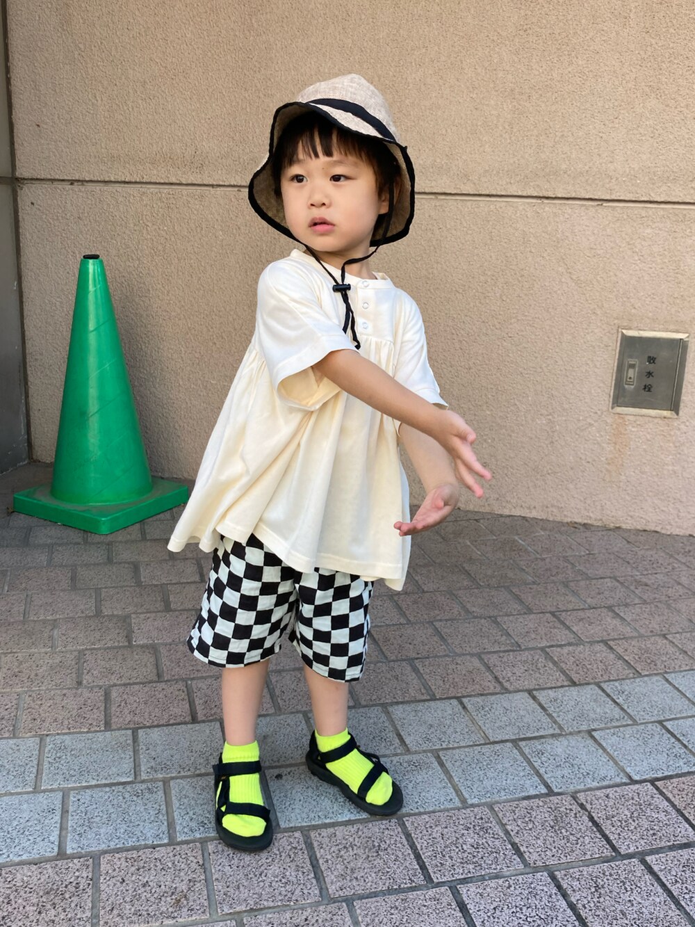 ホワイト系のTシャツ/カットソー、ブラック系のその他パンツ、ブラック系のサンダルを着用したキッズの夏コーディネートの3枚目の写真