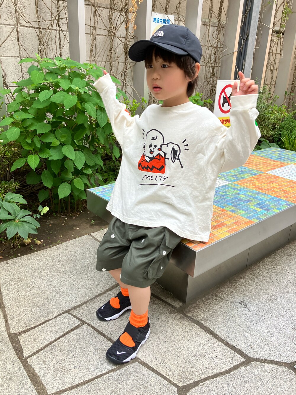 「キッズファッション、キャップ、春夏コーデ、エアリフト、カーゴパンツ、ショートパンツ、5歳8ヶ月」｜「THE NORTH FACEのTHE NORTH FACE/ザ・ノース・フェイス キッズ キャップ NNJ02202（キャップ、ブラック系）」を使った、haru☺︎さん（キッズ・110cm）の春コーディネートの3枚目の写真