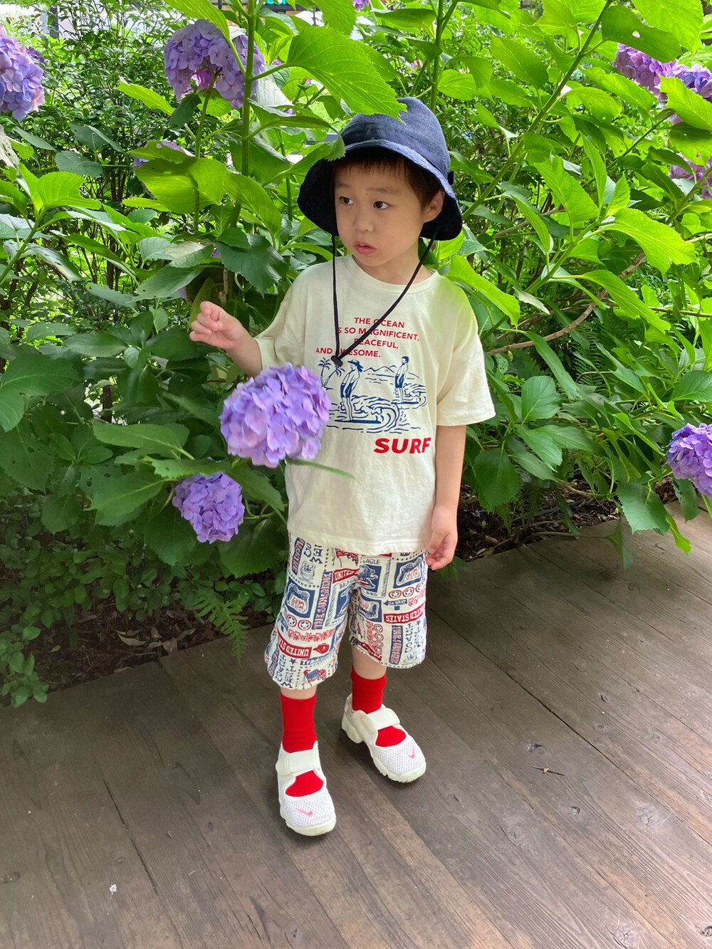 「このスタイルがお気に入り、夏コーデ、休日スタイル、白Tシャツ、エアリフト、4歳9ヶ月、アメリカン、赤、赤い靴下、ショートパンツ」|「THE NORTH FACEのザ・ノース・フェイス キッズハット / キッズハイクハット(ハット、ブルー系)」を使った、haru☺︎さん(キッズ・100cm)の夏コーディネートの3枚目の写真