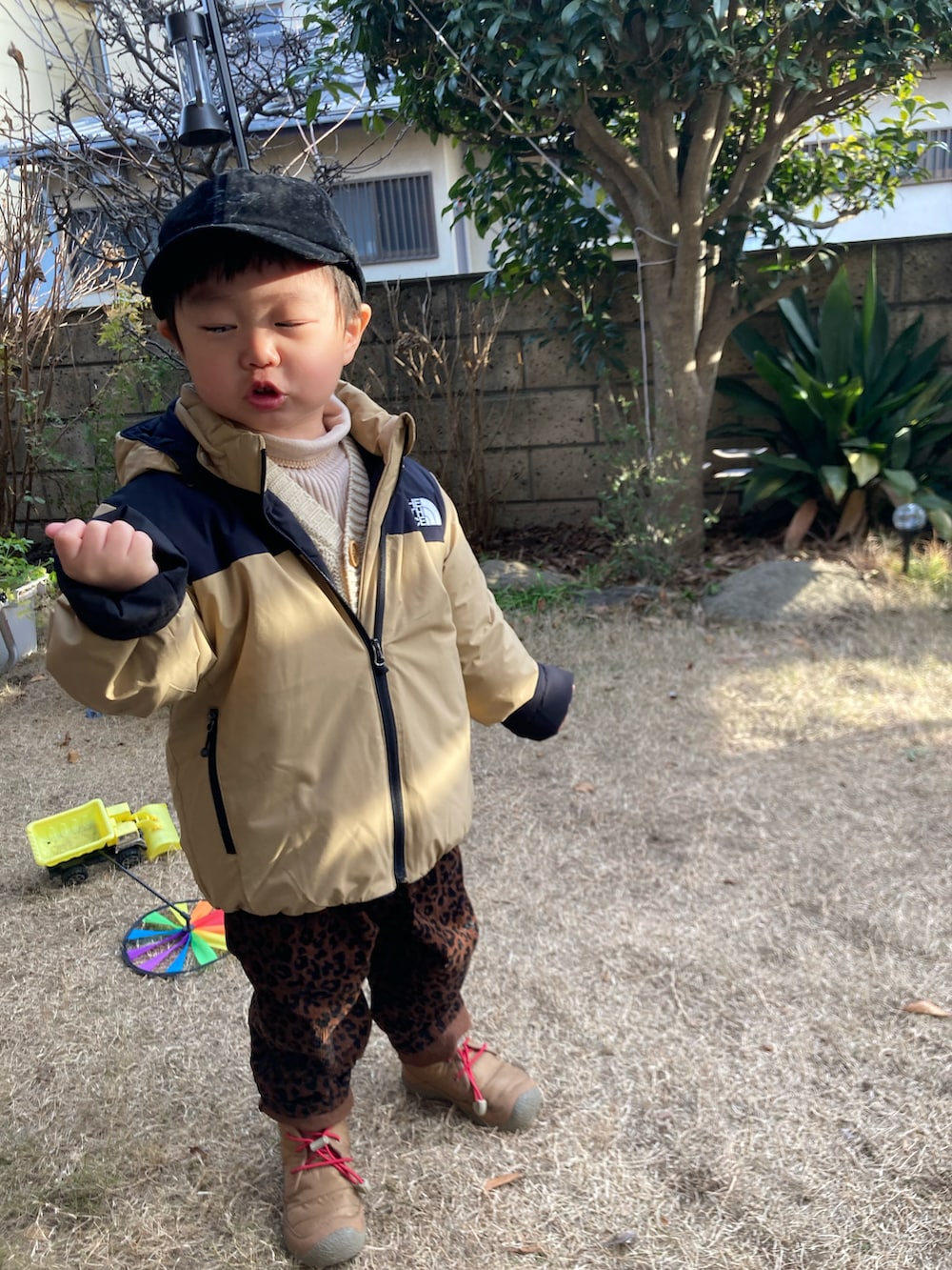 「DAISO、THE NORTH FACE、birthday、CIAOPANIC TYPY、keen、ブーツ、3歳5ヶ月、チョコ色に染まれ、キャップ」｜「DAISOのアイテム（キャップ、ブラック系）」を使った、haru☺︎さん（キッズ・90cm）の冬コーディネートの2枚目の写真