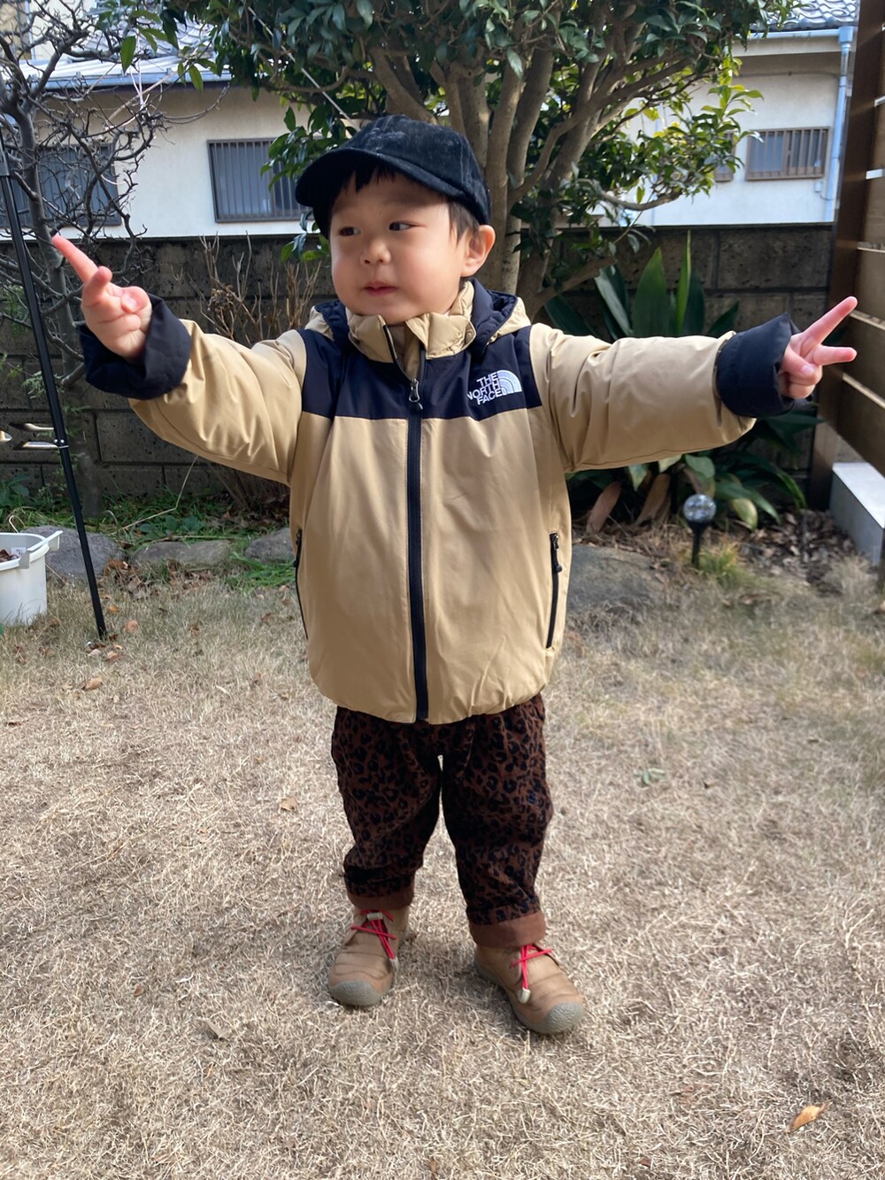 「DAISO、THE NORTH FACE、birthday、CIAOPANIC TYPY、keen、ブーツ、3歳5ヶ月、チョコ色に染まれ、キャップ」｜「DAISOのアイテム（キャップ、ブラック系）」を使った、haru☺︎さん（キッズ・90cm）の冬コーディネートの4枚目の写真