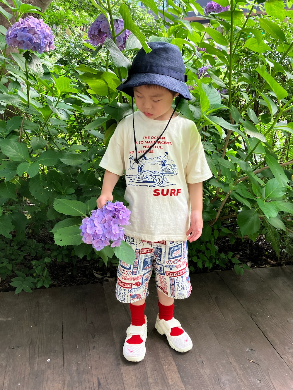「このスタイルがお気に入り、夏コーデ、休日スタイル、白Tシャツ、エアリフト、4歳9ヶ月、アメリカン、赤、赤い靴下、ショートパンツ」|「THE NORTH FACEのザ・ノース・フェイス キッズハット / キッズハイクハット(ハット、ブルー系)」を使った、haru☺︎さん(キッズ・100cm)の夏コーディネートの2枚目の写真