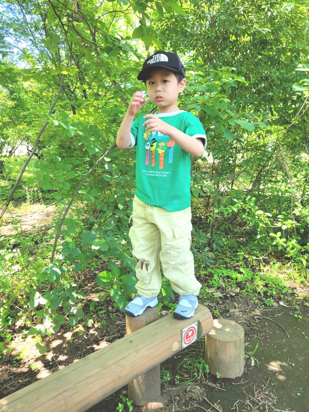 「このスタイルがお気に入り、エアリフト、キャップ、カーゴパンツ、PEZ、４歳9ヶ月」｜「こども ビームスのTHE NORTH FACE / キッズ ノベルティ ロゴ メッシュ キャップ 21（50～56cm）（キャップ、ブラック系）」を使った、haru☺︎さん（キッズ・100cm）の夏コーディネートの3枚目の写真
