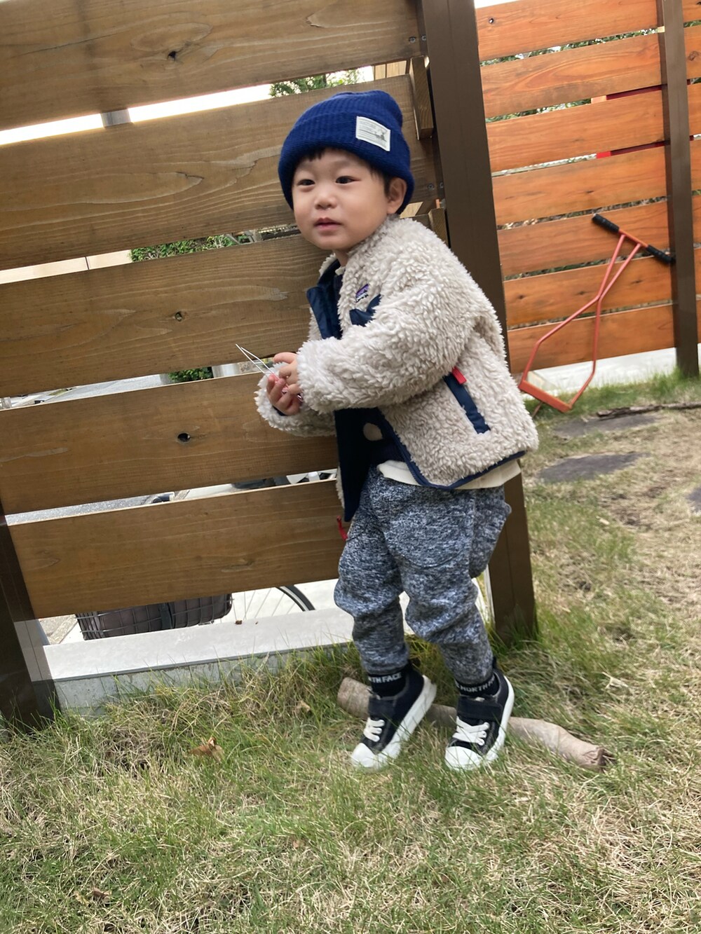 その他のその他アウター、ブルー系のニット/セーター、ホワイト系のTシャツ/カットソーを着用したキッズの冬コーディネートの2枚目の写真