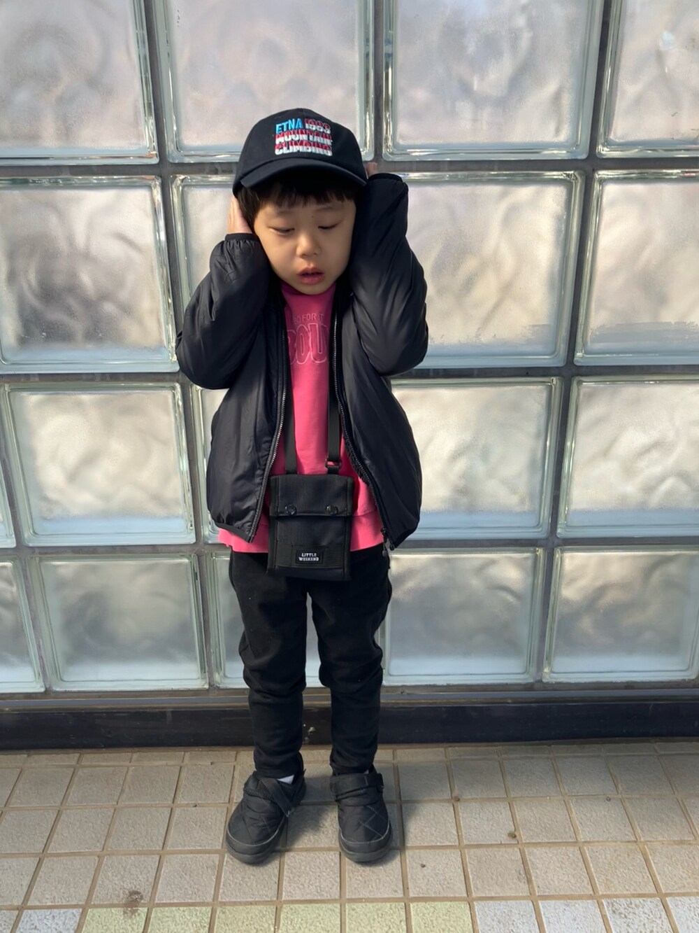 「春のおしゃ見えテクニック、モノトーン、スウェット、ピンク男子、キャップ、スキニーパンツ、5歳6ヶ月、littleweekend」|「LOWRYS FARMのツイルシシュウCAP 979830(キャップ、ブルー系)」を使った、haru☺︎さん(キッズ・110cm)の春コーディネートの4枚目の写真