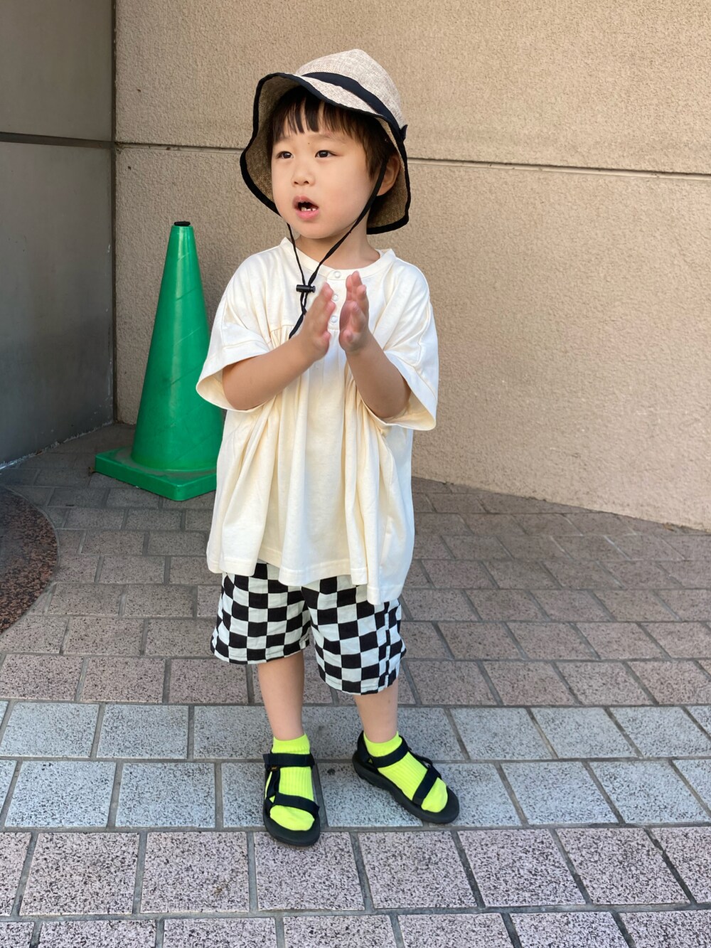 ホワイト系のTシャツ/カットソー、ブラック系のその他パンツ、ブラック系のサンダルを着用したキッズの夏コーディネートの4枚目の写真
