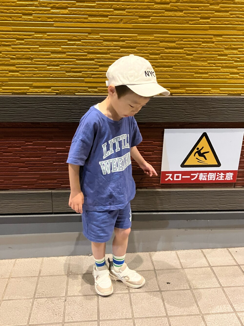 「プチプラ、セットアップ、キャップ、ラインソックス、夏コーデ、４歳9ヶ月、スニーカー、littleweekend」｜「西松屋の54（キャップ、ホワイト系）」を使った、haru☺︎さん（キッズ・100cm）の夏コーディネートの3枚目の写真