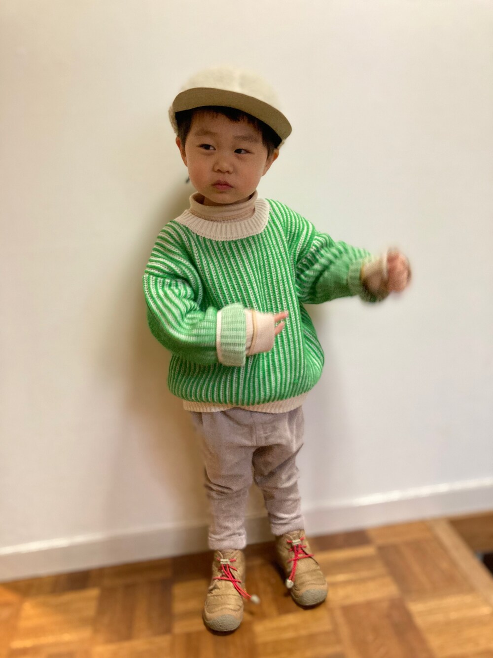 「私の推しブランド、Columbia、CIAOPANIC TYPY、devirock、keen、3歳4ヶ月、グリーンニット、スウェット、ブーツ、カラーニット」|「Columbiaの【KIDS】ウルフピナクルジュニアキャップ(キャップ、ホワイト系)」を使った、haru☺︎さん(キッズ・90cm)の冬コーディネートの4枚目の写真