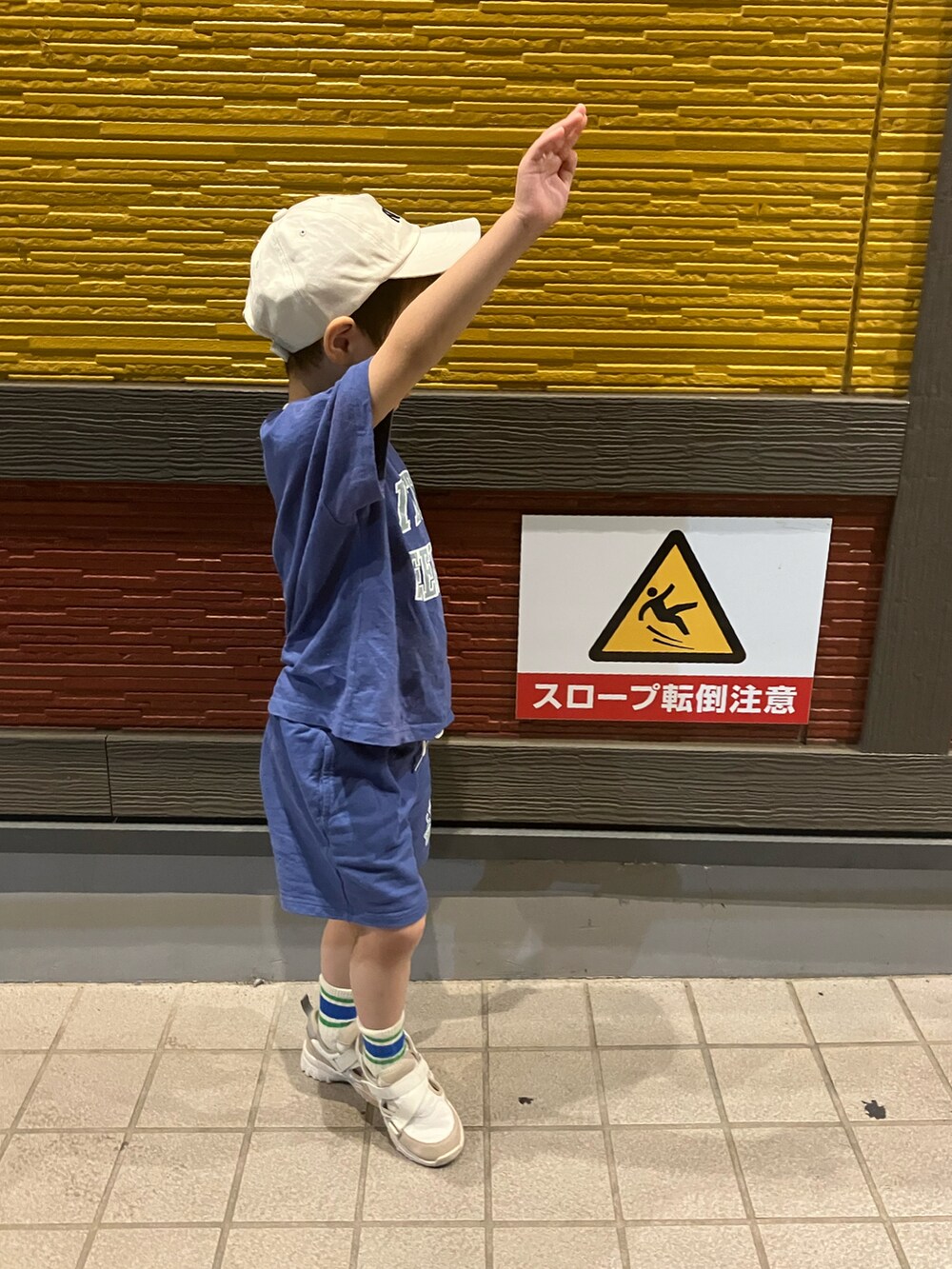 「プチプラ、セットアップ、キャップ、ラインソックス、夏コーデ、４歳9ヶ月、スニーカー、littleweekend」｜「西松屋の54（キャップ、ホワイト系）」を使った、haru☺︎さん（キッズ・100cm）の夏コーディネートの4枚目の写真