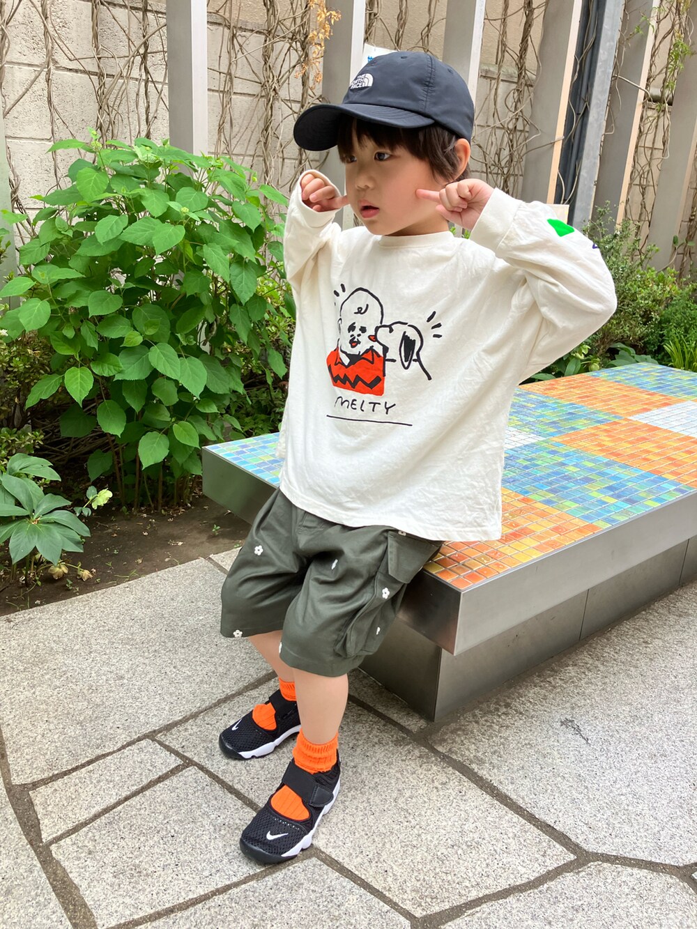 「キッズファッション、キャップ、春夏コーデ、エアリフト、カーゴパンツ、ショートパンツ、5歳8ヶ月」｜「THE NORTH FACEのTHE NORTH FACE/ザ・ノース・フェイス キッズ キャップ NNJ02202（キャップ、ブラック系）」を使った、haru☺︎さん（キッズ・110cm）の春コーディネートの4枚目の写真