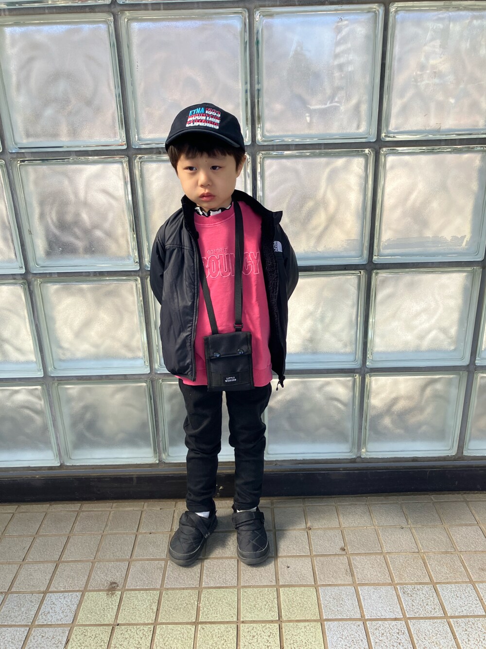 「春のおしゃ見えテクニック、モノトーン、スウェット、ピンク男子、キャップ、スキニーパンツ、5歳6ヶ月、littleweekend」|「LOWRYS FARMのツイルシシュウCAP 979830(キャップ、ブルー系)」を使った、haru☺︎さん(キッズ・110cm)の春コーディネートの3枚目の写真
