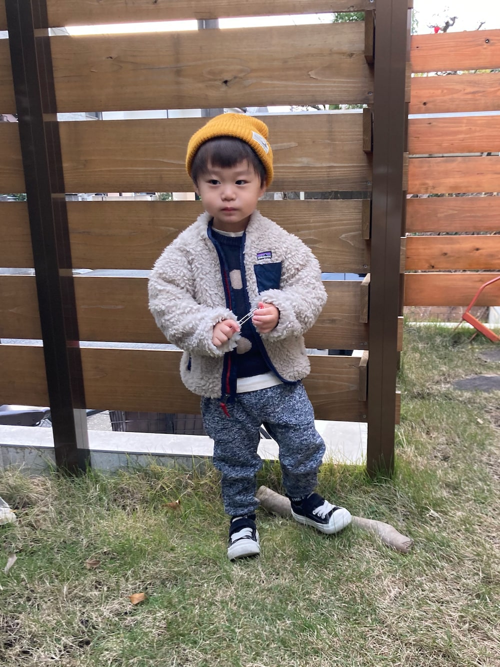 その他のその他アウター、ブルー系のニット/セーター、ホワイト系のTシャツ/カットソーを着用したキッズの冬コーディネートの3枚目の写真